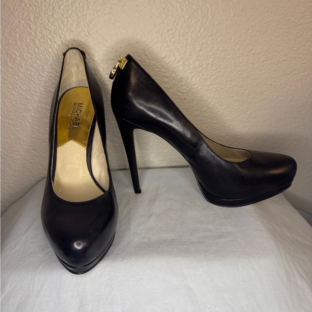 Michael Kors Black Leather Platform Pumps Gold Logo Heel Size 7.5M